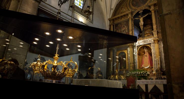 Coroa preciosa de Nossa Senhora de Fátima em exposição em Vila Viçosa